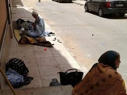 marroquíes le cierran el paso con furgonetas El barrio donde vive Deida está rodeado de efectivos de la ocupación marroquí y las calles que llevan a la casa de su hija están cortadas 14- La activista