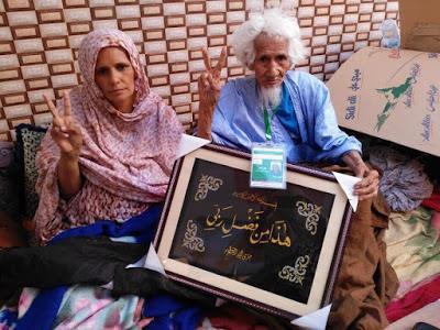 30- Activistas de Derechos Humanos encabezados por Aicha Bobeit acuden a apoyar al abuelo de la intifada Deida Uld El Yazid y a su familia, quienes llevan 30 días en protesta en frente de su casa,