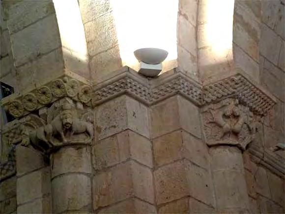 .- Fíjate bien en la ornamentación románica presente en el interior de San Miguel.