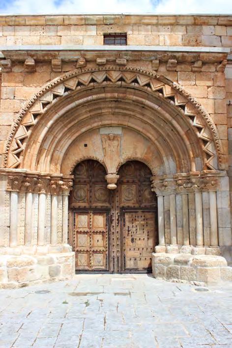 4.- Estamos ante una de las iglesias románicas más singulares de la provincia: San Miguel Arcángel en Caltojar. Observa su decoración.