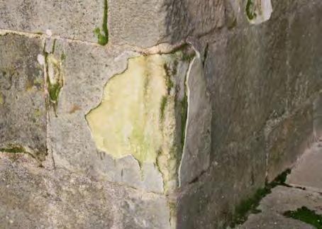El nombre de el mal de piedra se refiere al proceso de deterioro y disgregación de las rocas de los edificios debido a la antigüedad de nuestro patrimonio arquitectónico prerrománico, románico