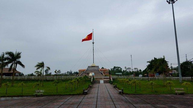 www.juventudrebelde.cu Monumento de la victoria en Colina 241, en Quang Tri, la provincia recién liberada cuando Fidel la visitó en 1973. Desde aquí el líder cubano vislumbró el porvenir de Vietnam.
