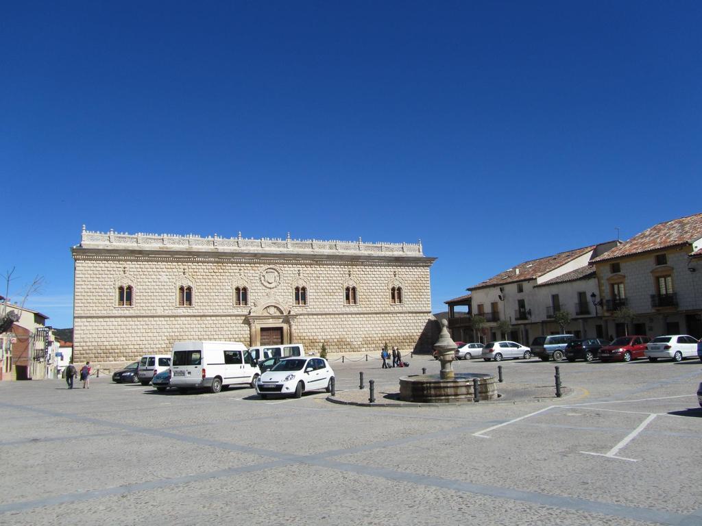 Construido por don Luis de la Cerda y Mendoza, primer duque de Medinaceli, para residencia de su hija doña Leonor (que nunca llegó a vivir en él, pues murió en 1497), esposa de don Rodrigo de