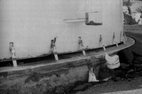 CAPÍTULO I Sismo de Northridge, (1994) En este terremoto los principales tipos de fallas que se presentaron en tanques de almacenamiento de acero fueron rotura de válvulas y de las tuberías de