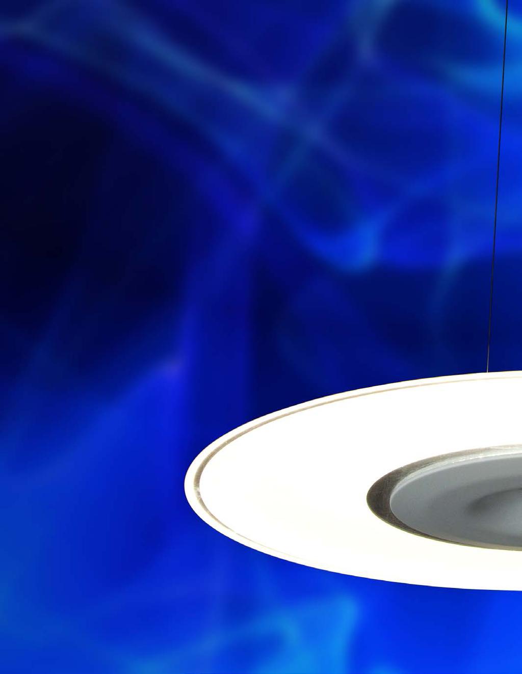 Características sorprendentes La ingeniería avanzada de GE combina iluminación directa e indirecta en una translúcida luminaria LED.