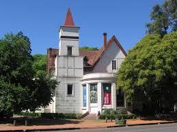 Ubicado frente al Rosedal, este museo, especializado en arte argentino, exhibe colecciones de pintura, escultura, dibujo, grabado y tapiz.