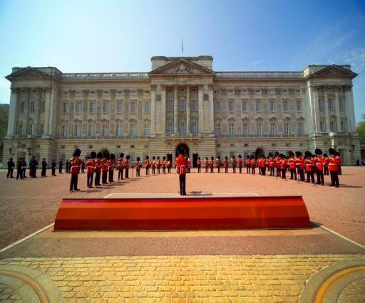 Visite el Quire y maravillese con los hermosos mosaicos que estan dentro. Usted verá el mundialmente famoso Cambio de la Guardia en el Palacio de Buckingham.