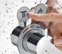 ShowerSelect con toma de agua integrada y soporte de ducha Para encender y apagar las duchas.