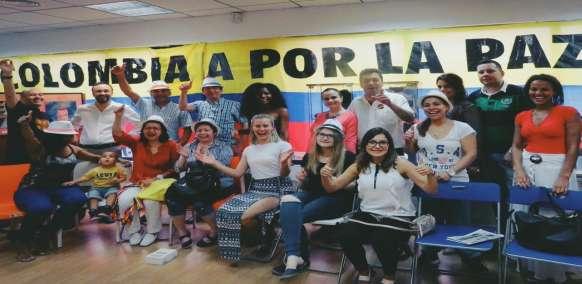 MISIÓN (Participantes de ACULCO celebrando las negociaciones por la paz de Colombia en 2016) Es Misión de ACULCO apoyar la inserción social, laboral y cultural de los colectivos inmigrantes en
