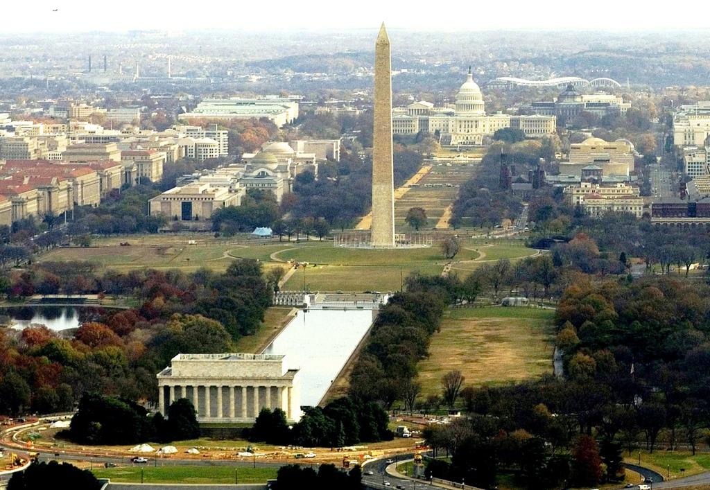 Continuamos hacia el Capitolio de los Estados Unidos, aquí se albergan las dos cámaras del Congreso de los Estados Unidos dándonos tiempo para una bonita foto; continuando por la Av.