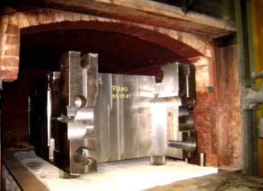 c) Tratamientos termicos Las figuras 11 y 12 muestran la forma en que se ubicaron las piezas en el horno para la realizacion de los