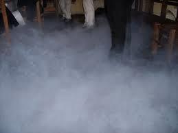 EFECTO NIEBLA El modulo enfriador para humo bajo ANTARI convierte el humo / niebla de cualquier máquina de humo provocando que este caiga al suelo produciendo un efecto prácticamente igual al hielo