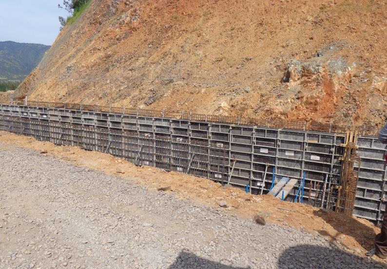 AVANCES MES DE Sifón Nerquihue Excavación de zanja donde se instalarán tuberías del sifón. Se han instalado en total 111 tubos prefabricados de hormigón.