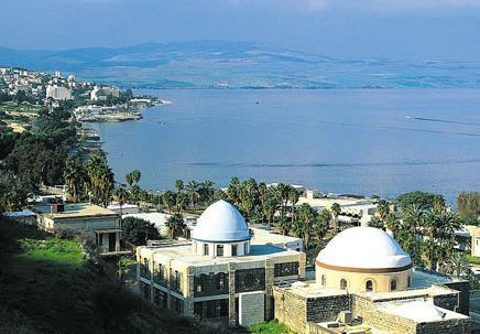 visitaremos el monte de las bienaventuranzas el lugar del sermón de la montaña, luego bajaremos hacia Cafarnaúm visitaremos la sinagoga blanca donde predico Jesús, visitaremos Tabga el lugar de la
