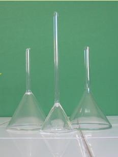 9. Embudo: Se emplean para filtrar sustancias líquidas o para trasvasarlas de un recipiente a otro.