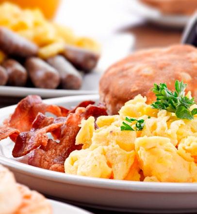 Huevos revueltos con salchicha o tocino. Papas de desayuno.