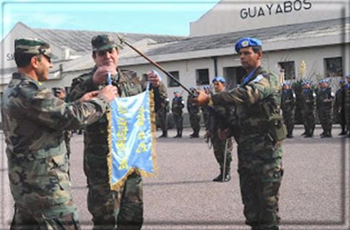 Fernando Aranco, junto a otras autoridades militares y familiares de los efectivos que forman parte del contingente