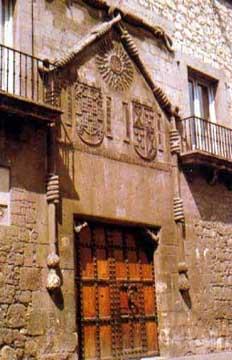 Este Palacio de los Condestables de Castilla, es conocido como Casa del Cordón, como otras