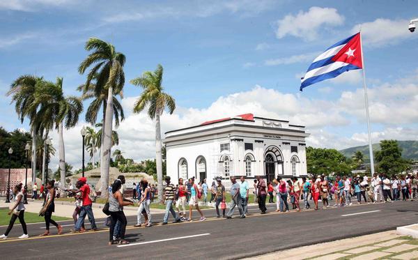 Los santiagueros rindieron tributo en representación de toda Cuba. Fotos: Miguel Rubiera Justiz/ACN http://www.