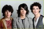 abe hitza aurkitu portadakoak ez du balio Jonas Brothers They are three famous brothers. The youngest brother is called Nicholas Jerri Jonas.he s got 16 years old.