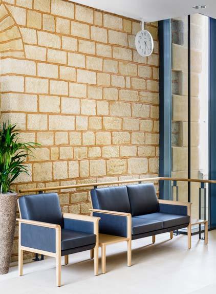 Frente a los ascensores, los sillones y los sofás de 2 plazas de la serie window hacen que la espera resulte más agradable. Un detalle ingenioso: la mesa adaptable diseñada a medida.