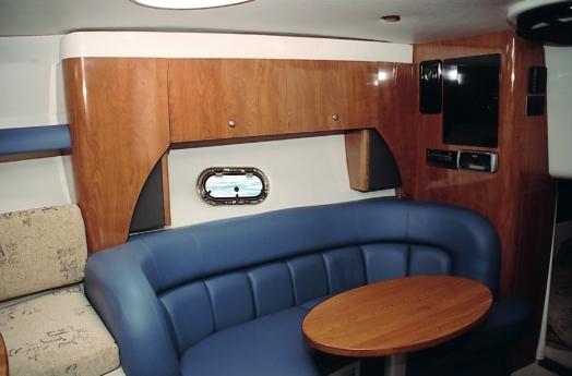 astillero america 86 Barcos a Motor conjunto formado por una pantalla plana de TV que se autoestiba en el techo y un reproductor de CD-DVD.