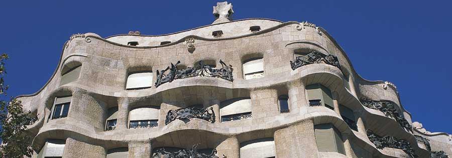 BARCELONA ARTÍSTICA Barcelona es conocida como la capital del Modernismo, donde vivió y trabajó el famoso arquitecto Antonio Gaudí.
