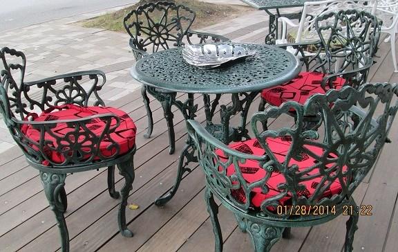Inoxidable, perfecta para exteriores, incluye mesa de uva y 4 sillas a juego.