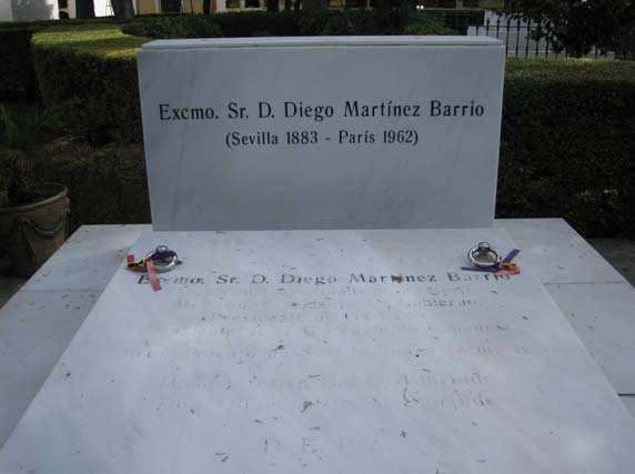 Fosas comunes en el cementerio de San Fernando de Sevilla Frente al lugar donde descansa Martínez Barrio, entrando por la puerta principal del Cementerio, a la izquierda, se habla también de otra