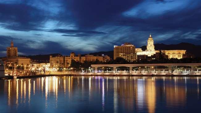 Por la mañana visitaremos Málaga con guía local, hermosa ciudad costera capital de la Costa del Sol.