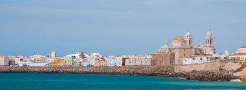 Por la mañana visita a Cádiz con guía local, conocida como la Tacita de Plata y considerada la ciudad viva más antigua de occidente.