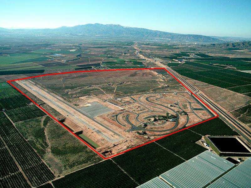 Campo de Vuelo S.L., cuenta en la actualidad con una pista de aterrizaje autorizada por la Dirección General de Aviación Civil, con una superficie asfaltada de 1.