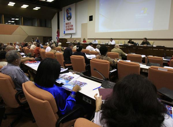 www.juventudrebelde.cu La Comisión 1: Modelo de Gestión Económica durante sus sesiones en el VI congreso del PCC, en el Palacio de Convenciones.