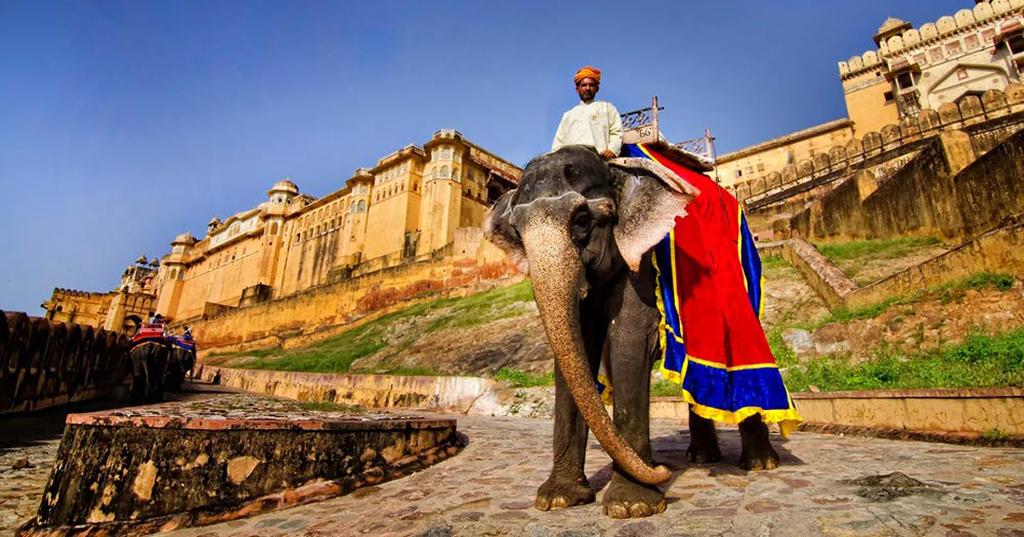 Continuación de nuestro recorrido a Jaipur, capital del estado de Rajasthan, fue construida en el siglo XVIII por el maharajá Jai Singh II.