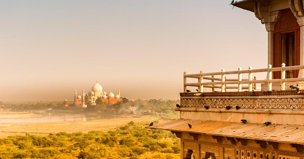 Para acabar la mañana visitaremos el Taj Mahal, formando un escenario mucho más idílico para poder contemplar este espectacular conjunto arquitectónico, considerado una de las 7 maravillas del mundo