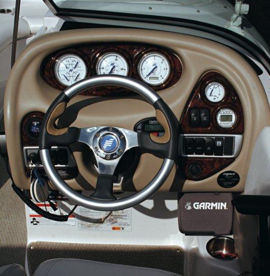 nudos. El motor, un Volvo Penta 5.7 GXI gasolina y cola Duo- Prop, trabajó a un máximo de 4.500 rpm, con un nivel soro de 87 db.