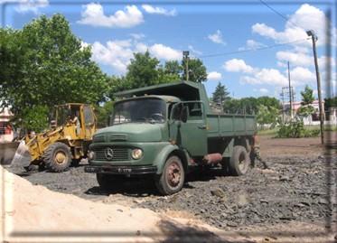 camiones de relleno para la construcción de una cancha de Voley