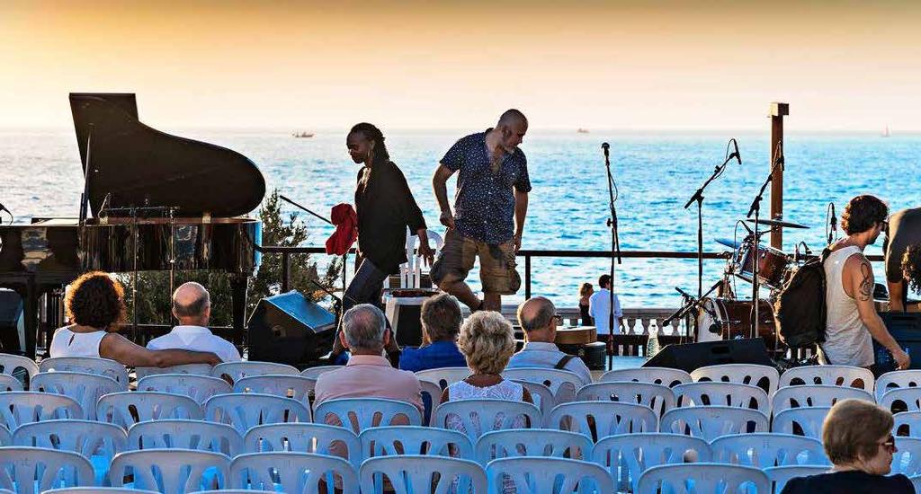 #01 ESCENARIOS Como viene siendo habitual en las últimas ediciones del Festival Jazz Cádiz, cada año apostamos por llevar el Jazz a toda la ciudad, ofreciendo diferentes espacios donde tiene cabida
