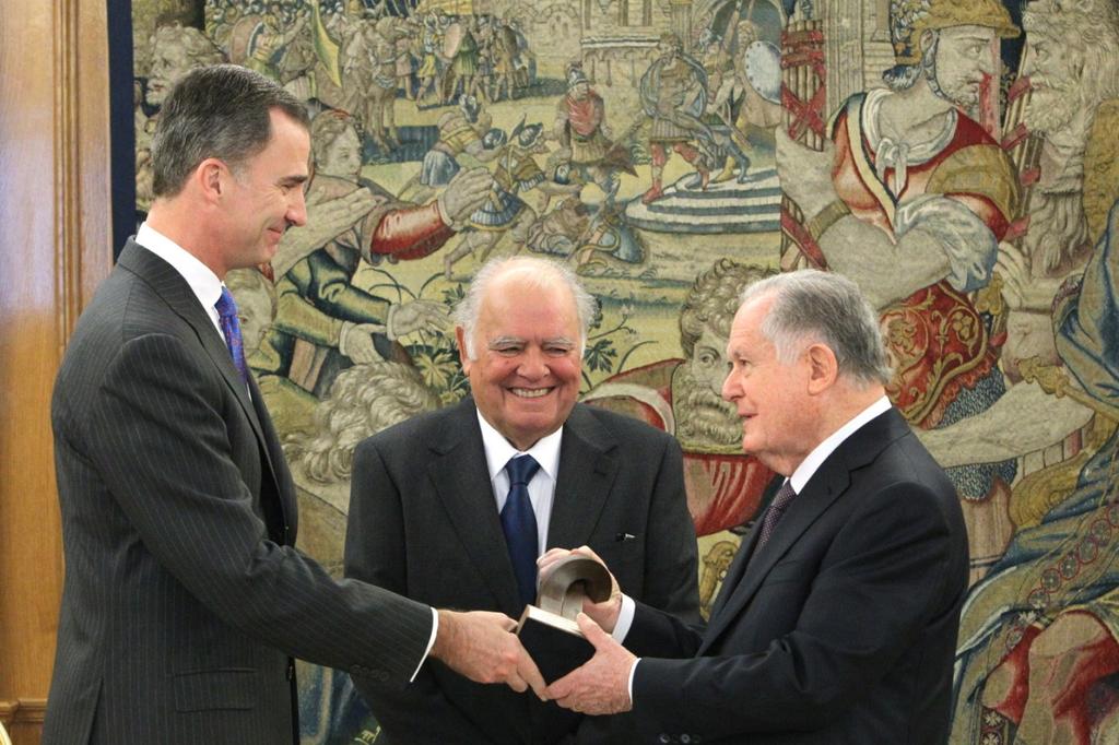 Entrega del II Premio Enrique V. Iglesias a Luis Carlos Sarmiento en el Palacio de la Zarzuela SM El Rey Felipe VI entregó el galardón del II Premio Enrique V.
