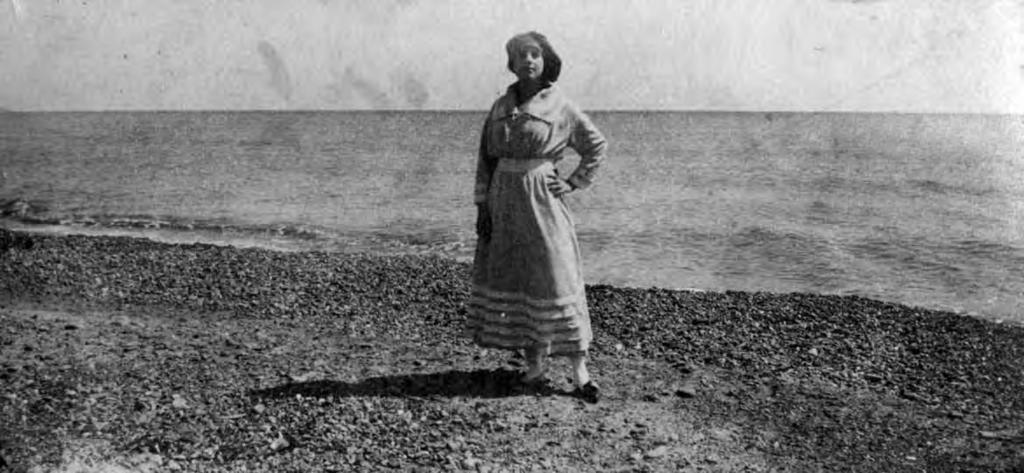 Maria Dolsa davant de la mar Cap a 1920 Arxiu Municipal de