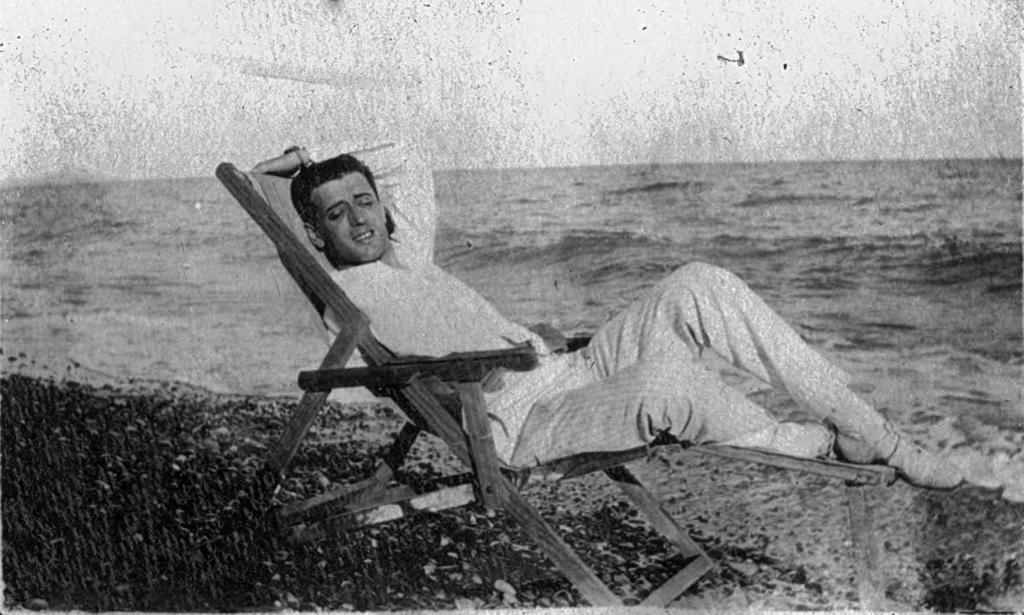 Home descansant en una gandula vora l aigua, cap a 1930 Arxiu Municipal