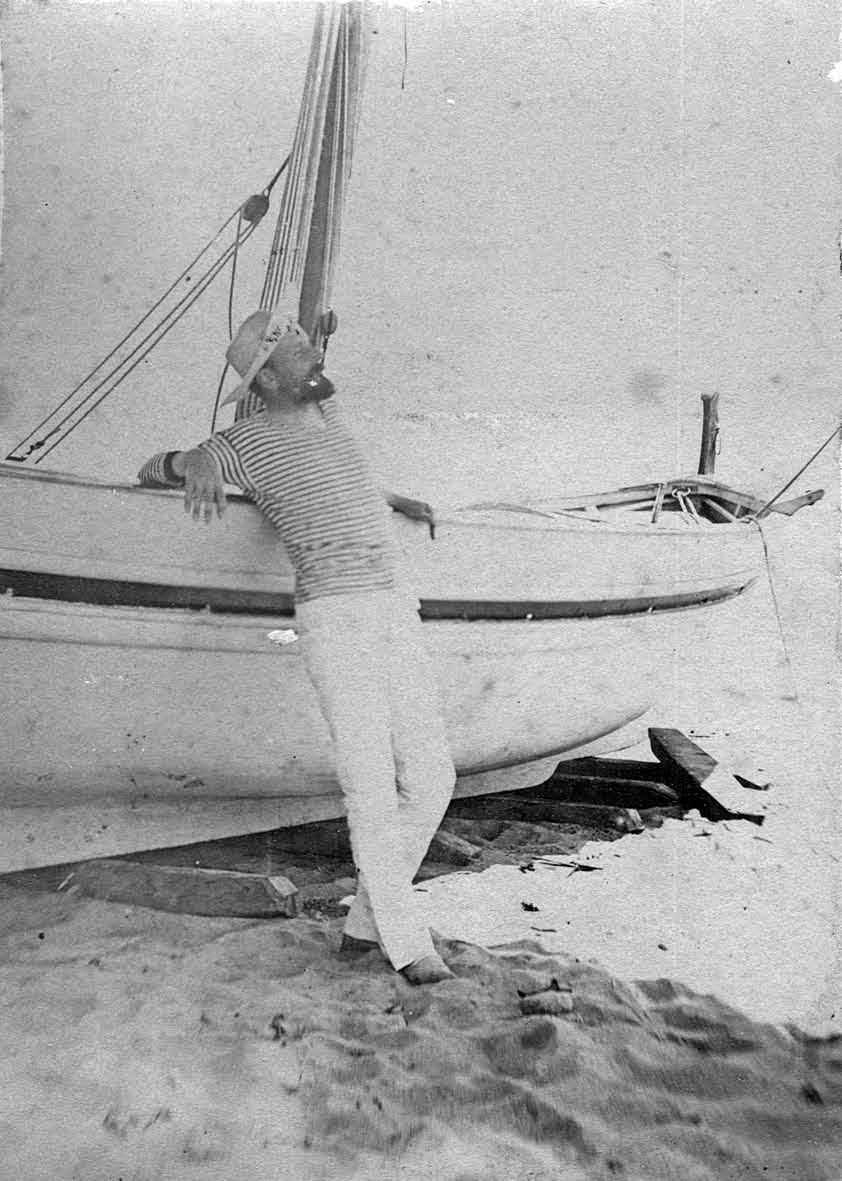 Lluís Dolsa Ramon recolzat en una barca Cap a