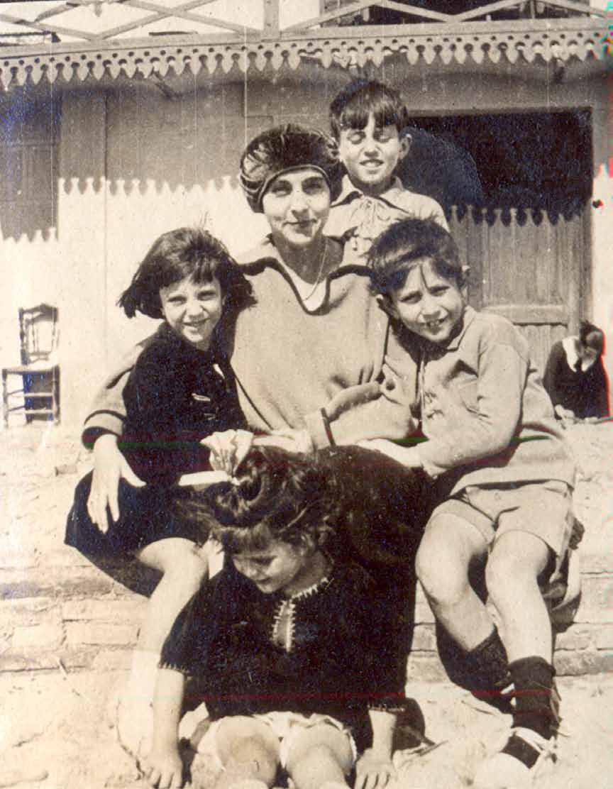 Maria Dolsa, amb quatre xiquets, davant del xalet Cap a 1930 Arxiu