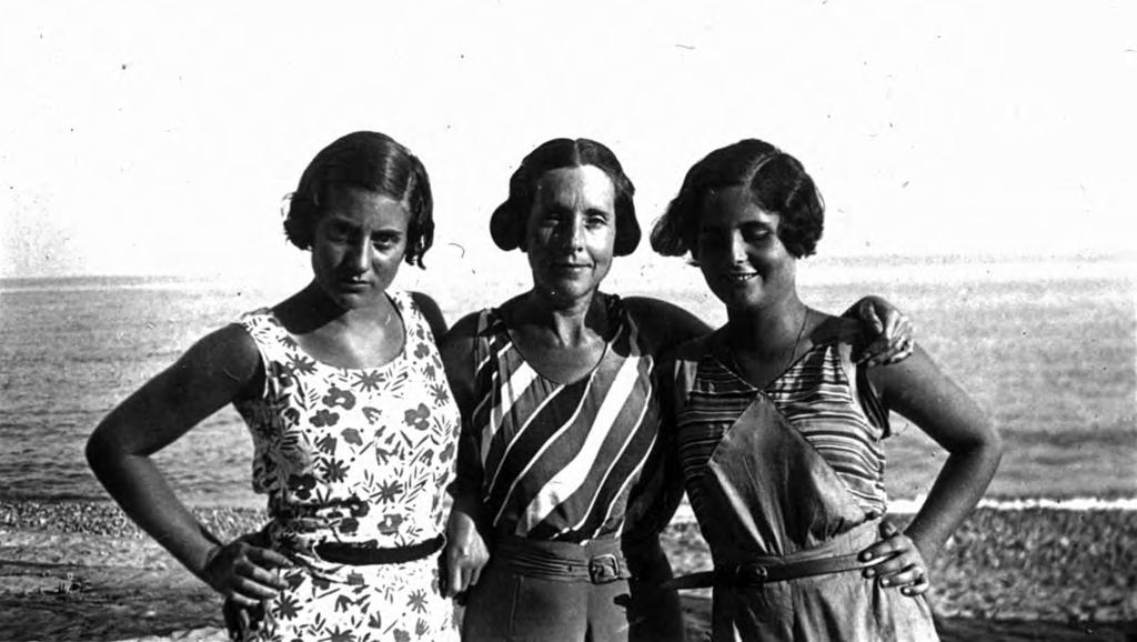 Maria Dolsa amb les seves filles a la platja Cap a 1930 Arxiu Municipal