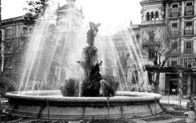 Fue un 16 de octubre, de 1898 concretamente, cuando el agua procedente de la localidad de Sax comenzó a fluir desde la fuente instalada en la por entonces conocida como Plaza de Isabel II de la