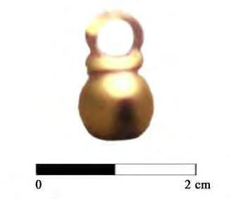 198 5.2.3.2 Análisis de forma El artefacto en cuestión es un colgante sonoro de oro, en la jerga arqueológica costarricense a este tipo de instrumentos se le ha denominado como cascabeles.