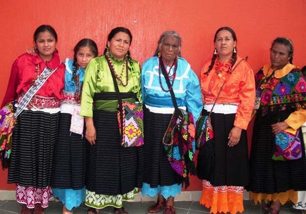 Cuáles lenguas indígenas hablan? 6.6% de la población de 3 años y más son hablantes de lengua indígena, 50.9% son mujeres. Náhuatl (23.1%) Maya (11%) Mixteco (7.