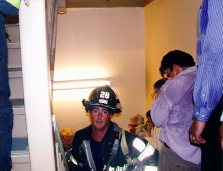 Situación Actual En la evacuación por escaleras se presenta Obstrucción por humo Obstrucción por fuego