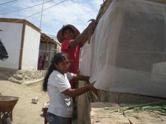 Los Yachachiqs siguen capacitando a las familias beneficiarias en la construcción de los fito toldos en las ciudades de Independencia y Humay.