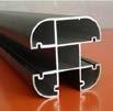 x ancho) BASE PARA POSTE Material: plástico negro PERFIL ACABADO INFERIOR Material: aluminio pintado Medidas: